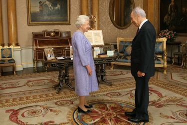 Elizabeth II et Shimon Peres, en novembre 2008.