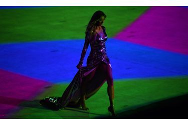 JO 2016 : Gisele Bundchen fait scintiller le stade Maracana 