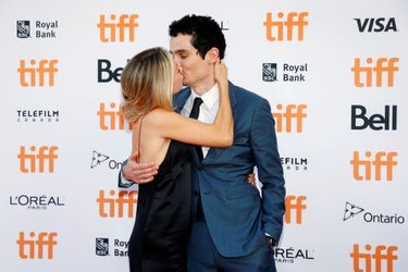 Damien Chazelle embrasse sa compagne à Toronto.