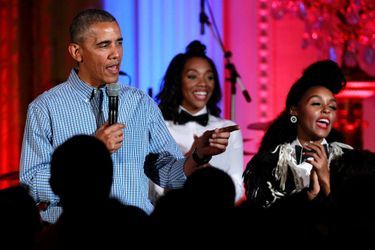 Barack Obama chante pour les 18 ans de sa fille, Malia, le 4 juillet 2016.