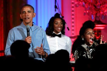 Barack Obama chante pour les 18 ans de sa fille, Malia, le 4 juillet 2016.