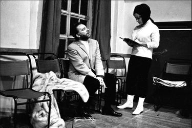 Elizabeth Taylor et Richard Burton en coulisses, en 1966.