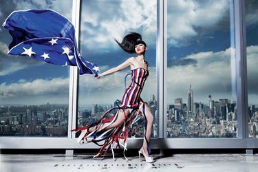 En robe drapeau dans le nouveau World Trade Center à New York, elle incarne la renaissance.