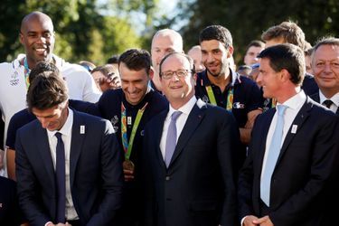 Francois Hollande et Manuel Valls entourés par les athlètes de la délégation française aux J.O. de Rio