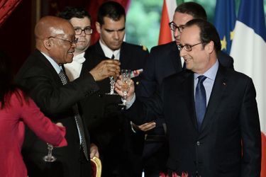 Jacob Zuma et François Hollande à l'Elysée pour le dîner d'Etat donné en l'honneur du président sud-africain, le 11 juillet 2016.