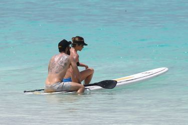 Jennifer Aniston et Justin Theroux font du paddle aux Bahamas
