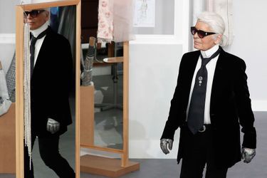 Karl Lagerfeld présente sa collection haute couture automne-hiver 2016-2017. 