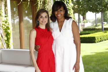 La reine Letizia d’Espagne était le jour de ses 43 ans à la Maison Blanche à Washington. Ce jeudi 30 juin, c’était à son tour d’accueillir Michelle Obama<br />
.