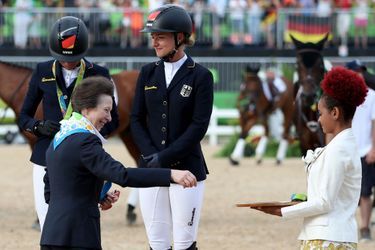 La princesse Anne remet la médaille d'argent du Concours complet par équipe à l'équipe allemande à Rio de Janeiro, le 9 août 2016
