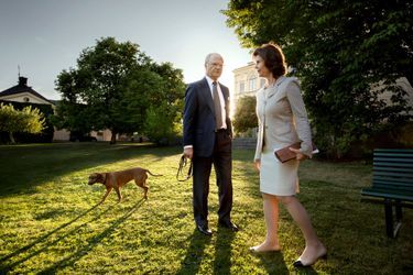 La reine Silvia et le roi Carl XVI Gustaf de Suède dans les jardins du château de Drottningholm à Stockholm, le 3 juin 2016