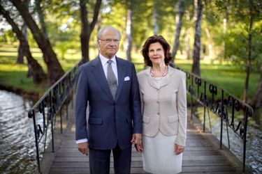 La reine Silvia et le roi Carl XVI Gustaf de Suède dans les jardins du château de Drottningholm à Stockholm, le 3 juin 2016