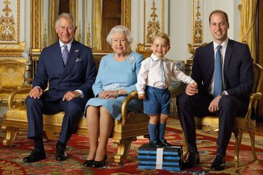 La reine et ses héritiers : le prince George, le prince William, son père, et son grand-père, le prince Charles, dans les salons de Buckingham Pa...