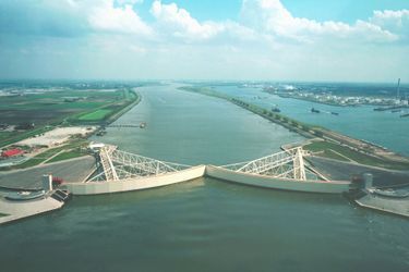 Le pont Maaslaentkering, permet de relier les deux parties des Pays-Bas