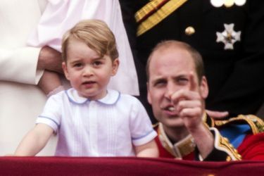 Le prince George et son père, William, duc de Cambridge, au balcon de Buckingham Palace pour les 90 ans de la reine d&#039;Angleterre