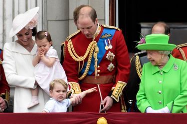 Le prince William avec ses enfants le prince George et la princesse Charlotte, Kate et la reine Elizabeth II, le 11 juin 2016