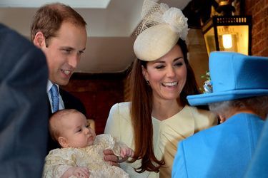 Le prince William avec son fils le prince George, Kate et la reine Elizabeth II, le 23 octobre 2013