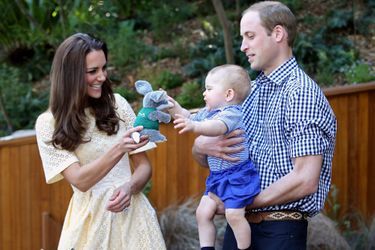 Le prince William avec son fils le prince George et Kate, le 20 avril 2014