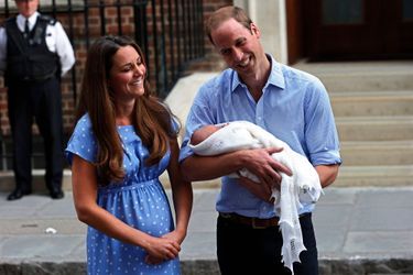Le prince William avec son fils le prince George et Kate, le 23 juillet 2013