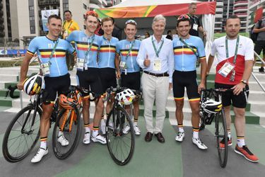 Le roi Philippe de Belgique avec l'équipe cycliste belge aux JO de Rio, le 7 août 2016
