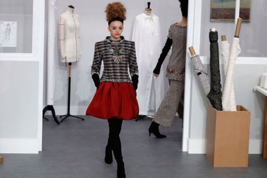 Les mannequins présentent la collection haute couture automne-hiver 2016-2017 de la Maison Chanel. 