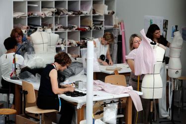 Les premières d'atelier s'affairaient derrière les mannequins lors du défilé Chanel automne-hiver 2016-2017.