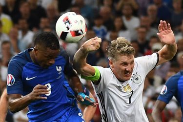 Patrice Evra provoque le penalty de Bastian Schweinsteiger