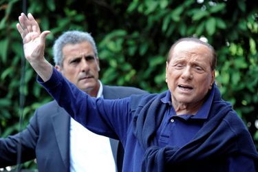 Silvio Berlusconi est sorti de l&#039;hôpital, trois semaines après avoir été opéré à coeur ouvert.