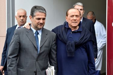 Silvio Berlusconi est sorti de l&#039;hôpital, trois semaines après avoir été opéré à coeur ouvert.
