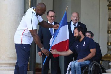 Teddy Riner et Francois Hollande avec le tennisman Michael Jeremiasz, porte-drapeau de la France aux Jeux Paralympiques