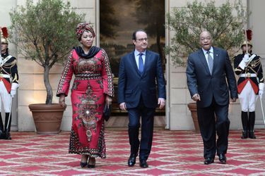 Thobeka Stacy Mabhija, François Hollande et Jacob Zuma à l'Elysée pour le dîner d'Etat donné en l'honneur du président sud-africain, le 11 jui...