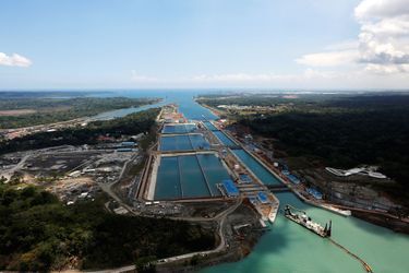 Vue aérienne du canal de Panama