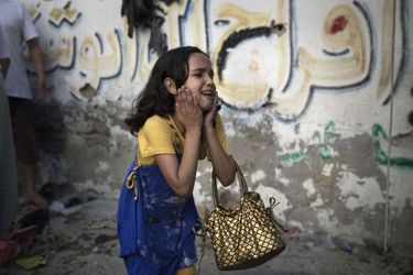 La bande de Gaza a subi sa nuit d'attaques les plus intenses depuis le déclenchement de l’opération «Bordure protectrice», le 8 juillet. L'armée israélienne revendique 150 «cibles terroristes» visées dans la nuit de lundi à mardi, parmi lesquelles la maison d'Ismaïl Haniyeh, chef du Hamas dans l’enclave palestinienne. La demeure a été endommagée mais n'a fait aucune victime car elle était inhabitée, comme l’a confirmé le fils Haniyeh. Au total, les frappes nocturnes auraient fait une trentaine de morts, dont onze qui se trouvaient dans une habitation du camp de réfugiés de Boureidj. La centrale électrique de Gaza a elle aussi été touchée, privant une partie de l’enclave d'électricité.Ces nouveaux bombardements sont intervenus quelques heures après une intervention télévisée du Premier ministre israélien, Benjamin Netanyahu, appelant ses concitoyens à se préparer à «une longue campagne», ce qui dissipe un peu plus les espoirs de paix, après 22 jours de combats. «Nous ne finirons pas la mission (…) sans avoir neutralisé les tunnels qui ont pour seul but de détruire nos citoyens, tuer nos enfants», a-t-il ajouté. Tsahal a annoncé mardi matin la mort de cinq soldats tués dans une fusillade la veille contre des activistes qui étaient passés sur leur territoire via un tunnel à Nahal Oz, près de la frontière avec Gaza.Depuis la résurgence du conflit, plus de 1.100 Palestiniens, majoritairement des civils, ont péri, contre 56 Israéliens, dont 53 soldats.