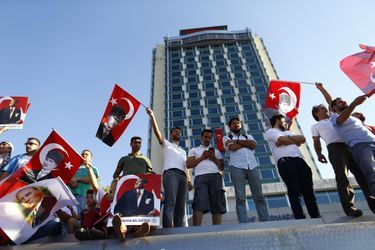 Marée de drapeaux rouges contre la dictature place Taksim