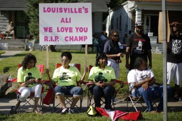 A Louisville, le long de la procession en hommage à Mohamed Ali, vendredi 10 juin 2016.