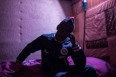 Ahmed a quitté ses parents restés au Darfour et a emprunté la route migratoire passant par la Libye. Il vit dans le bidonville de Calais depuis 5 mois. Son objectif : rejoindre l&#039;Angleterre « pour étudier les sciences ».