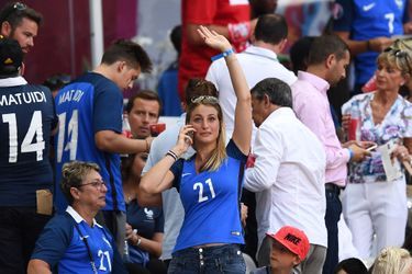 Claire, la femme de Laurent Koscielny, au Stade de France pour la finale de l&#039;Euro.