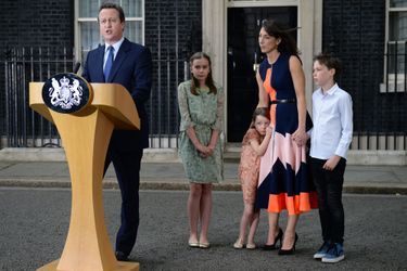 David Cameron avec sa femme Samantha et leurs enfants devant le 10 Downing Street