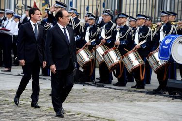 François Hollande rend hommage à Jean-Baptiste Salvaing et Jessica Schneider, les policiers tués chez eux à Magnanville.