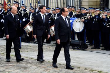 François Hollande rend hommage à Jean-Baptiste Salvaing et Jessica Schneider, les policiers tués chez eux à Magnanville.