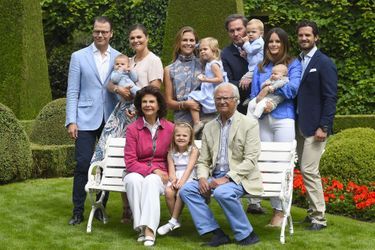 L'heureuse famille royale de Suède réunie au complet pour la photo d'été à Solliden