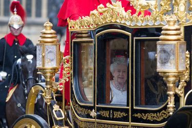 La reine Elizabeth II dans son carrosse à Londres, le 18 mai 2016