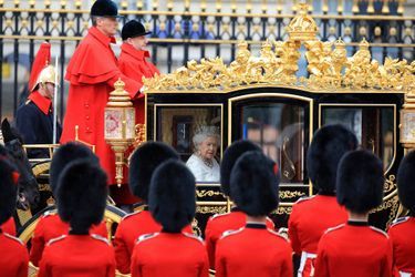 La reine Elizabeth II et le prince Philip dans leur carrosse à Londres, le 18 mai 2016
