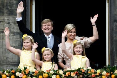 La reine Maxima des Pays-Bas avec le roi Willem-Alexander et leurs filles, le 30 avril 2013