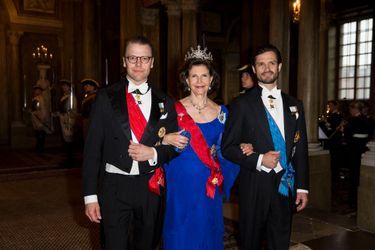 La reine Silvia de Suède avec les princes Daniel et Carl Philip à Stockholm, le 10 mai 2016