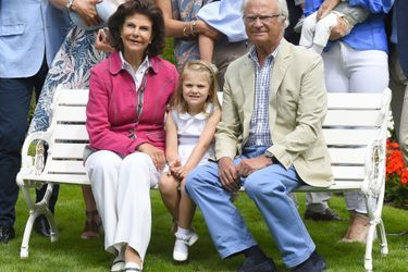 La reine Silvia et le roi Carl XVI Gustaf entourent la princesse Léonore