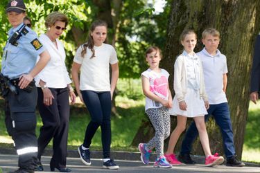 La reine Sonja de Norvège avec ses petits-enfants à Oslo, le 13 juin 2016