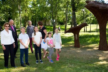 La reine Sonja et le roi Harald V de Norvège avec leurs petits-enfants à Oslo, le 13 juin 2016