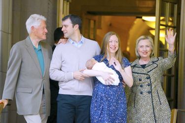 Le clan Clinton avec le petit Aidan, à la sortie de la maternité, le 20 juin 2016.