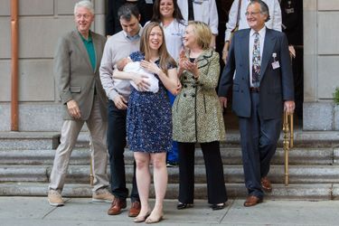 Le clan Clinton avec le petit Aidan, à la sortie de la maternité, le 20 juin 2016.