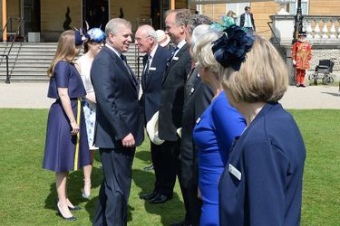 Le prince Andrew et ses filles dans les jardins de Buckingham Palace, le 26 mai 2016